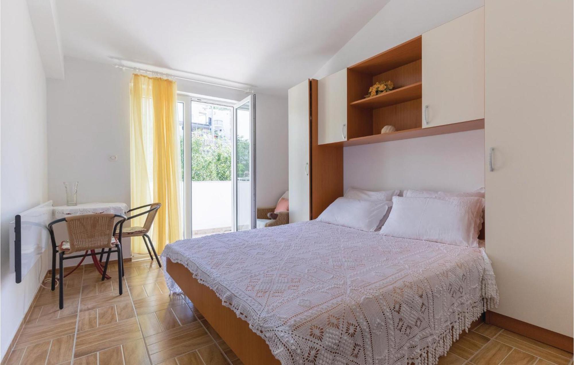 2 Bedroom Lovely Apartment In Komarna Клек Екстер'єр фото