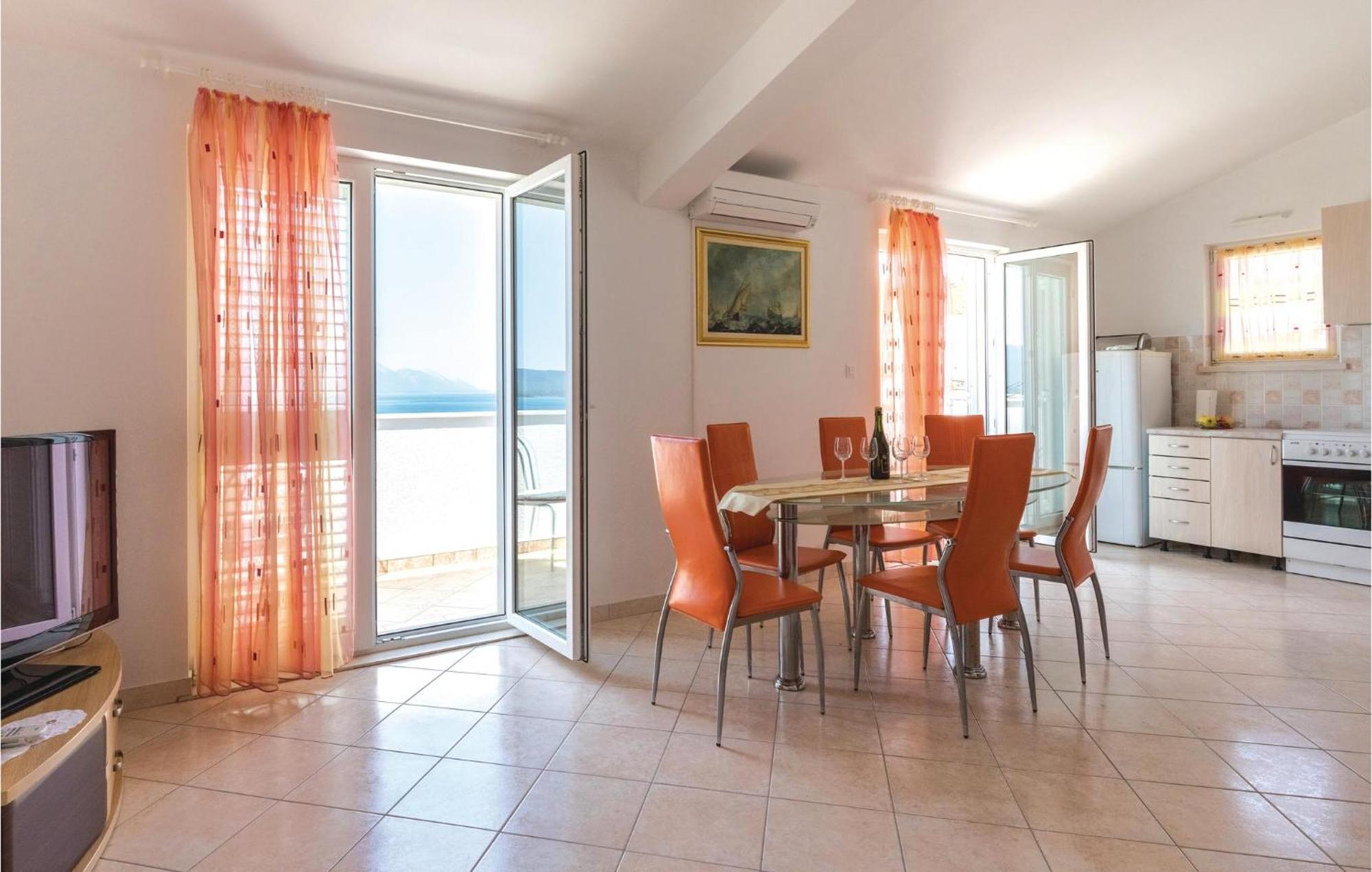 2 Bedroom Lovely Apartment In Komarna Клек Екстер'єр фото