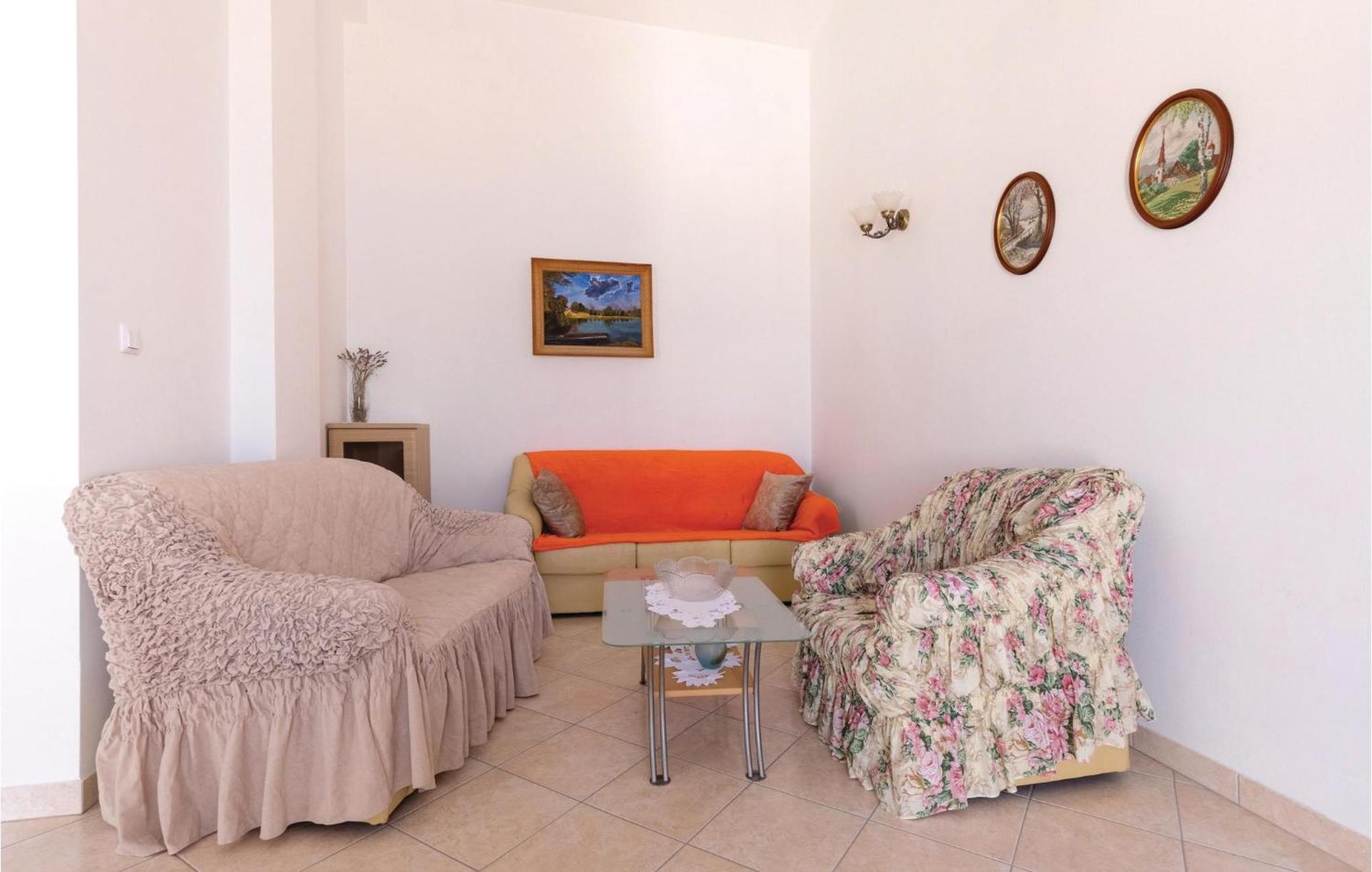 2 Bedroom Lovely Apartment In Komarna Клек Екстер'єр фото